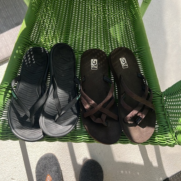Two pairs of flip flop (Teva & Puma) both in size 8 and color black and brown - Picture 11 of 11